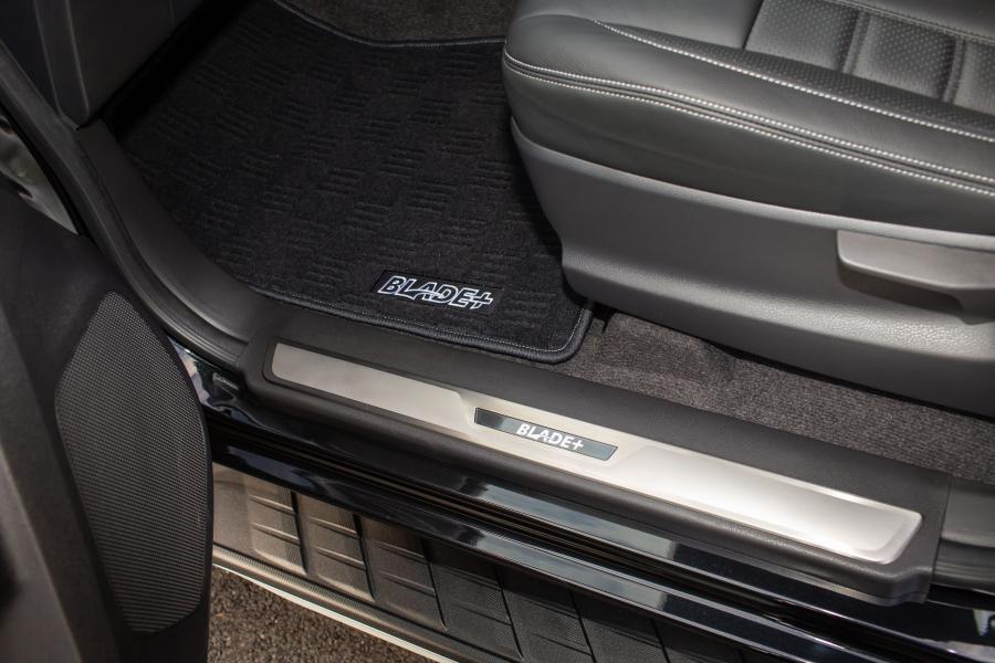 Детали интерьера Isuzu D-Max Blade+ Double Cab 2019 года  (UK) (фото 2 из 12)